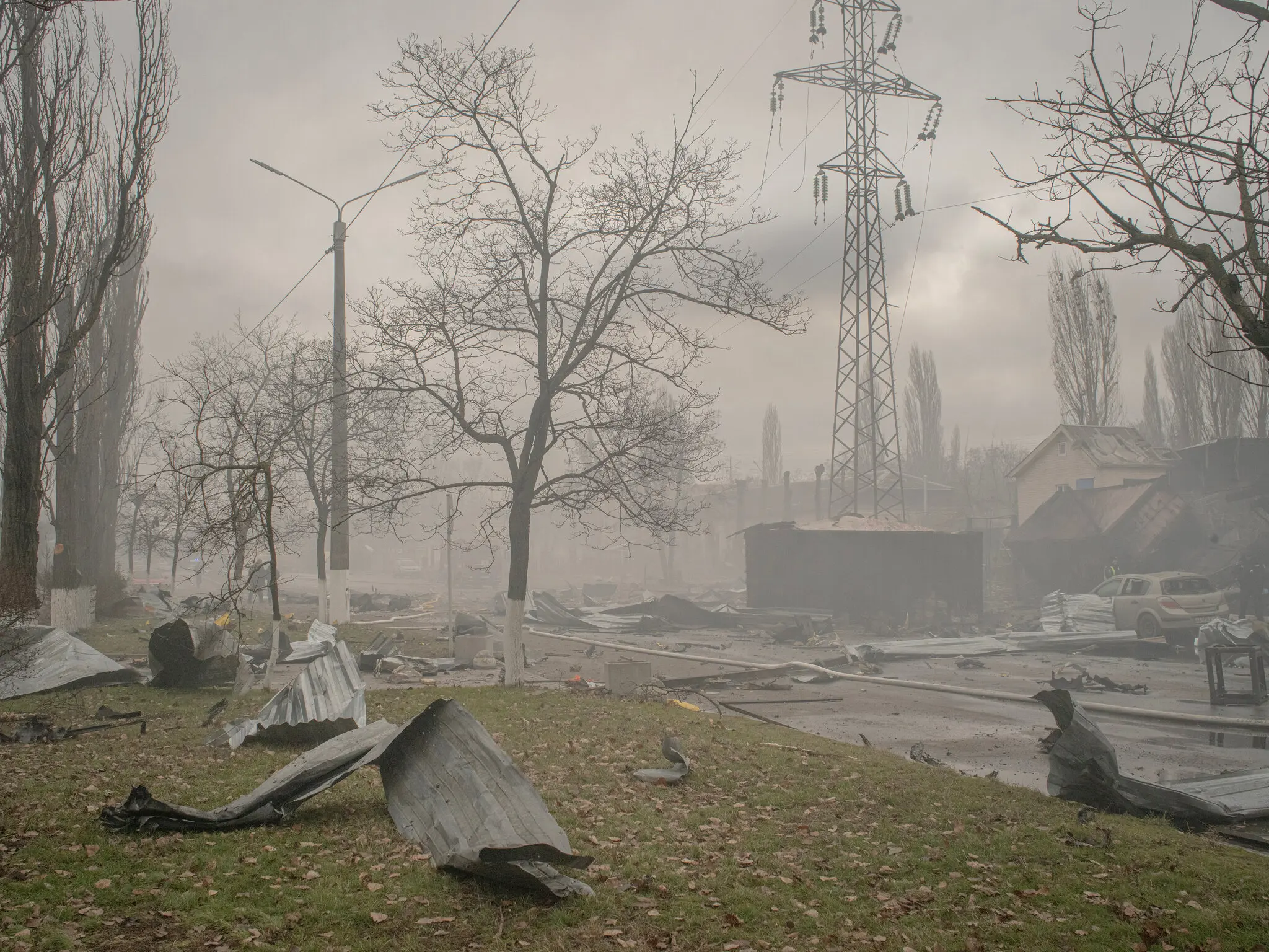 Зруйнована станція технічного обслуговування автомобілів у Києві, яка постраждала від російського удару 2 січня.